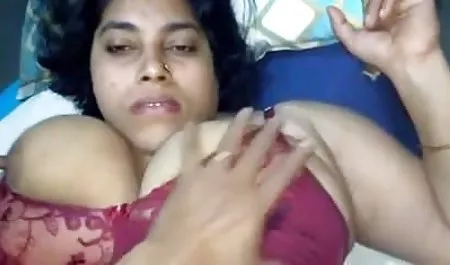 अपनी प्रेमिका को चोदता सेक्स पिक्चर सेक्स फिल्म है और डिल्डो की मदद करता है