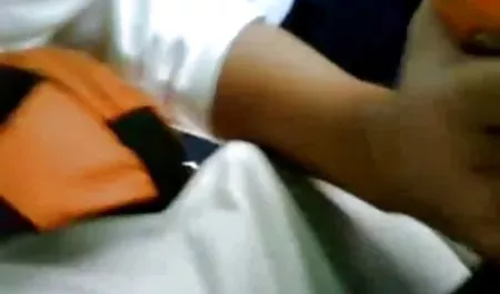 बुलग्रो में बैठने के लिए नीग्रो को अधिक सुखद बनाने के लिए, उन्होंने सेक्सी हिंदी फिल्म सेक्सी एक अल्ट्रा शॉर्ट स्कर्ट में एक आकर्षक पुलिस वाले को डाल दिया