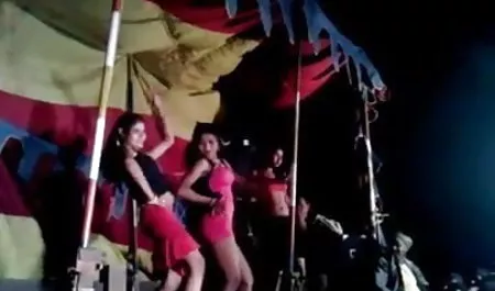 चंचल सेक्सी फिल्म चाहिए हिंदी एशियाई अपने दोस्त के साथ बेवकूफ बनाने का फैसला करती है