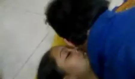 एक गंजा दोस्त एक गोरा पड़ोसी को चोदता है जो बीयर के एक डिब्बे के लिए उससे मिलने आया सेक्सी मद्रासी फिल्म था