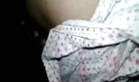 कुतिया धूप सेंकती हिंदी फिल्म के हीरोइन का सेक्सी वीडियो है और नग्न खेलती है