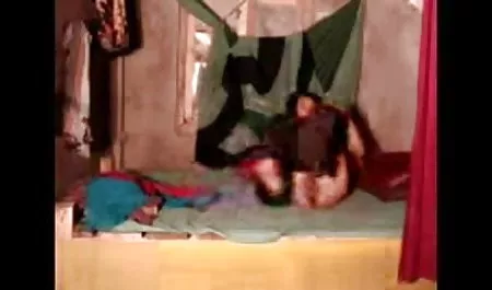दोस्त अपनी पत्नी की प्यारी हिंदी मूवी पिक्चर सेक्सी चूत को सहलाता है