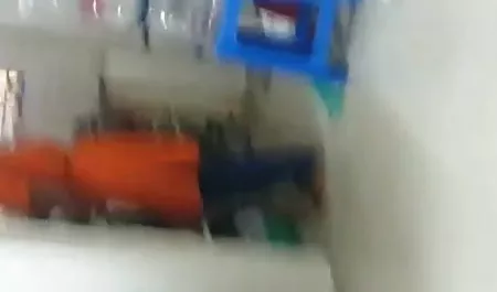 एक रोलर कोस्टर सेक्सी हिंदी फिल्म पर बच्चे की सवारी और मुर्गा चूसना