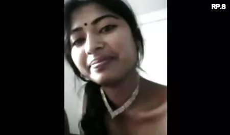रूसी वेश्या ने सेक्सी फुल सेक्सी युवा प्रेमी के साथ पति को धोखा दिया