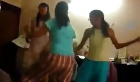 दर्द में कुतिया moans के रूप में उसकी मोटी मुर्गा की मोटी डिक उसे तंग बिल्ली में प्रवेश करती है सेक्स फिल्म वीडियो