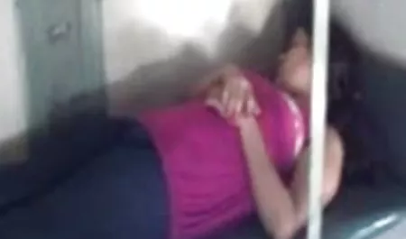 लाल बालों वाली सुंदरी हिंदी वीडियो सेक्सी मूवी फिल्म बाथरूम में अपनी चूत को सहलाती है
