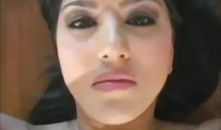 कोमल चूत की मालिश के साथ उत्साहित श्यामला सेक्सी पिक्चर भेजो सेक्सी