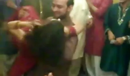 दो हिंदी फिल्म सेक्सी बताओ परिपक्व जोड़े एक गैंगबैंग बनाते हैं