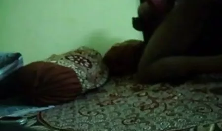 एक आदमी ने टॉन्सिल पर अपनी मोटी डिक लड़की को गहराई से लगाया। जब कुतिया मूतने और हांफने लगी, तो उसने उसे अपने पेट पर लिटाया और सेक्सी फिल्म वीडियो में अच्छी तरह से उसकी नंगी चूत में खून बहा दिया