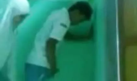 सुनहरे बालों वाली लड़की एक अश्लील पत्रिका सेक्सी फिल्म हिंदी में वीडियो देखती है और उसकी चूत को सहलाती है