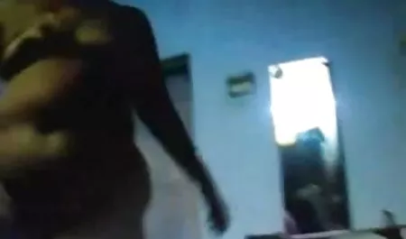 अशिष्ट वीडियो फिल्म सेक्सी हिंदी में काले आदमी की बड़ी गांड से एक बूब्स पकड़ता है