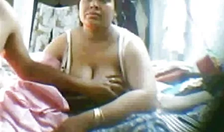 चंकी गोरा उसके हिंदी फिल्म मूवी सेक्सी निपल्स को चाटता है और खुद डिल्डो को चोदता है
