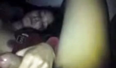 श्यामला निक्की एक विशाल काले डिक को चाटती है और एक सेक्सी वीडियो फिल्में चाहिए काले आदमी को चोदती है