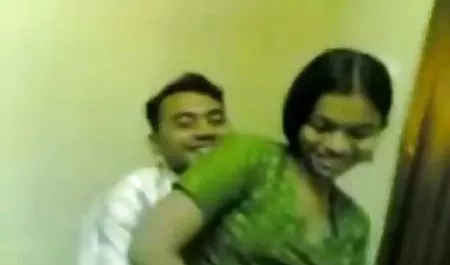 गुलाबी टैंक और पारदर्शी काली पैंटी में एक गोल-मटोल कुतिया सोफे हिंदी सेक्सी फिल्म सेक्सी पर उसकी मोटी चूत को सहलाती है