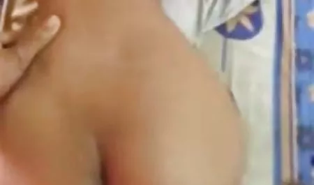 ब्लोंडी ने एक बेघर सेक्सी हिंदी फिल्म आदमी को घर में लाया, उसे धोया, और उसके लंबे मुर्गा को चूसा