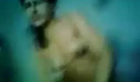 आकर्षक गोरा अपने पति हिंदी में सेक्सी फुल मूवी के मुंह को अपने मुंह से सहलाती है