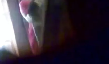 कैसिडी सेक्स सेक्सी फिल्में क्लेन अपने दोस्त पर एक शर्मीली नज़र डालती है
