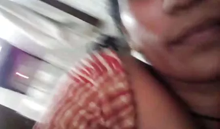 लाल मोजा में चित्रित सचिव अपने मालिक की मद्रासी फिल्म सेक्सी जीभ से विलाप करती है