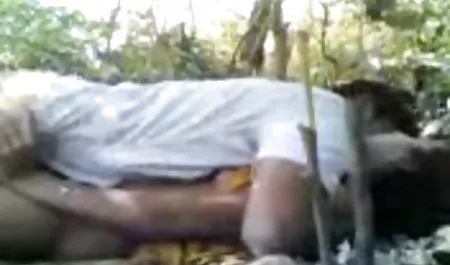 पति ने अपनी पत्नी की पैंटी को बिस्तर पर लिटा दिया और उन्हें सूँघा, फिर उसकी पत्नी की सेक्सी प्रेमिका अंदर आती है और उसे अपनी चूत को सूंघने और चोदने का प्रस्ताव सेक्सी वीडियो में हिंदी मूवी देती है