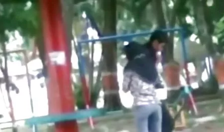 परिपक्व आदमी एक पिक्चर वीडियो में सेक्सी निपल भेदी के साथ एक tanned श्यामला fucks।