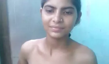 पियर्सिंग और टैटू के साथ सेक्सी फिल्म हिंदी में वीडियो लंबे बालों वाली गोरी एक सेक्सी जॉक के साथ गड़बड़ हो जाती है