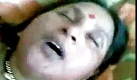 शॉर्ट्स में अच्छी छोटी कुतिया उसकी चूत को फुल सेक्स फिल्म सहलाती है