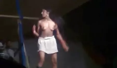 स्टाइलिश सुनहरे बालों वाली हिंदी में फिल्म सेक्सी समलैंगिक सुंदरता और पाला बिल्ली को बहकाया