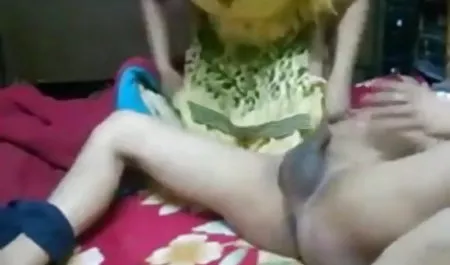 युवा श्यामला वीडियो वाला सेक्सी फिल्म बड़े डिल्डो के साथ खुद को चोदता है और चूत को फैलाता है
