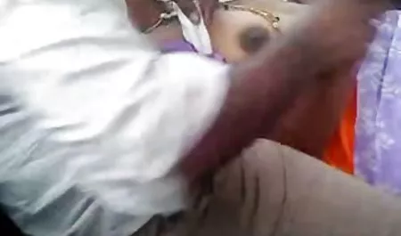 एक अनुभवी मालिश चिकित्सक एक युवा फिल्म सेक्सी हिंदी पिक्चर ग्राहक के शरीर को चाकू मारता है और चुदाई करता है