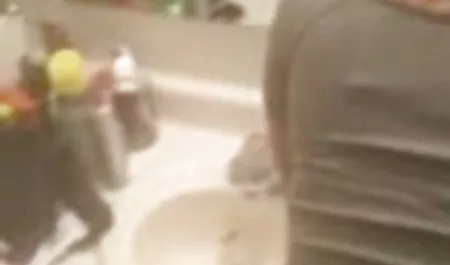 पत्नी सेक्सी फिल्म करने वाली सेक्सी पति को गहरा blowjob देती है