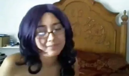 दो लोग और एक लंबी टांगों वाली सुंदरता जंगल में टहलने के लिए गई, वहाँ फिल्म सेक्सी सेक्सी उन्होंने उसे चंचल रूप में पीटना शुरू कर दिया, लेकिन लड़की को कोई फर्क नहीं पड़ा और सब कुछ हिंसक सेक्स में बदल गया