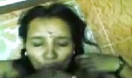 आदमी हिंदी सेक्सी फिल्म सेक्सी फिल्म हिंदी एक सेक्सी पोशाक में गुदा में एक युवा श्यामला fucks