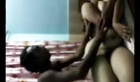 सोफे एक सेक्सी फिल्म वीडियो पर एशियाई कराह रही लड़की