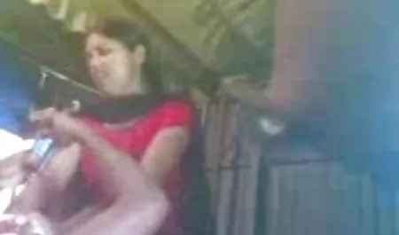 सुंदर एशियाई घर पर फुल सेक्सी हिंदी फिल्म हस्तमैथुन करता है