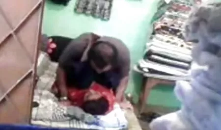 एक सुंदर लड़की एक फुर्तीले काले सेक्सी हिंदी फिल्म हद आदमी की दृष्टि का विरोध करने में असमर्थ थी, जिसकी ऊँची एड़ी उसकी पैंट से चिपकी हुई थी