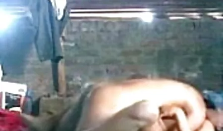 कैफ़ लड़की एक वेबकैम के सामने हस्तमैथुन करती है ब्लू सेक्सी सेक्सी