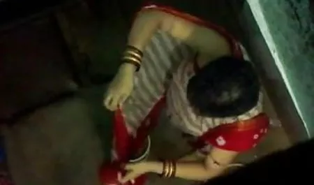 चिकी सिम्युलेटर पर हिंदी मूवी पिक्चर सेक्सी वार्म-अप करता है और उसकी चूत में उंगली करता है
