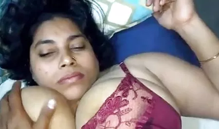 गर्लफ्रेंड ने उसे बताया कि मसाज पार्लर में एक सेक्सी लड़का काम कर सेक्सी फिल्म बताओ वीडियो में रहा है, जिसे क्लाइंट्स के साथ छेड़खानी करने का कोई मलाल नहीं है। लड़की तुरंत सेक्स करने की उम्मीद में सैलून की ओर दौड़ पड़ी