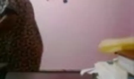 बच्चा अपने मुंह में गहरी लेना पसंद करता है और अपने सेक्सी फिल्म हिंदी सेक्सी फिल्म साथी के शानदार उत्साह को महसूस करता है