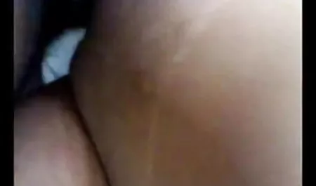 श्यामला एक dildo के सेक्सी वीडियो हिंदी मूवी में साथ उसकी बिल्ली के साथ खेलता है