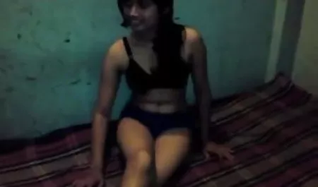 लड़की खुद डिल्डो हिंदी में सेक्सी मूवी वीडियो को चोदती है