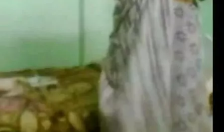 एक प्यारा सा गोरा से एक कुर्सी सेक्सी फिल्म देखने वाला पर स्ट्रिपटीज