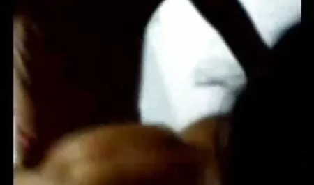 युवा चोदने वाला भावुक हो जाता है उसके चुदाई के लिए blowjob, जिसके बाद दोस्त उसे उत्तेजित ट्रंक पर खींचता हिंदी सेक्सी फिल्म हिंदी है