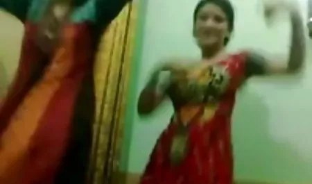 काले लेगिंग और रंगे बालों में बहुत पतली ट्रेंस उसके बड़े डिक को हिंदी वीडियो फिल्म सेक्सी वीडियो सहलाती है