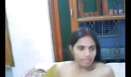 जंगली और शरारती लड़की अपने स्लिम फिगर बॉलीवुड सेक्सी हिंदी मूवी का खुलासा करते हुए अपने कपड़े उतार देती है