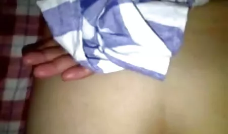 सुंदर गोरा तंग डिक के तहत उसके सेक्सी मूवी हिंदी छेद फंसाया