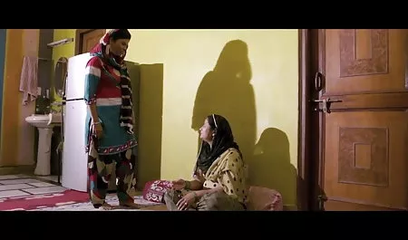 बड़े हिंदी पिक्चर फिल्म सेक्सी स्तनों वाली खूबसूरत लड़की खुद को सहलाती है