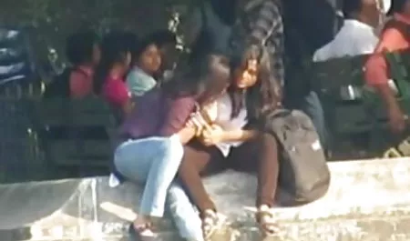 एक कार में एशियाई किशोर थरथानेवाला के साथ बिल्ली careses और मुर्गा हिंदी बॉलीवुड सेक्सी फिल्म बेकार है