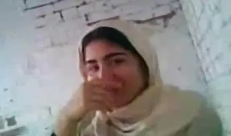 युवा बेटियाँ अपनी सौतेली माँ को ब्लैकमेल करती हैं और उसे एक फोटो दिखाती हैं जिसमें वह एक डिक को चूसता है सेक्सी फिल्म भेजो सेक्सी