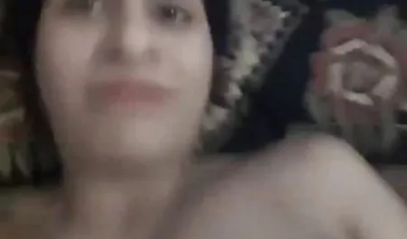 लड़का अपने जीवन में पहली बार अपनी युवा प्रेमिका को मुंह में देता है और कैमरे पर इस तरह की घटना को शूट करता सेक्स पिक्चर वीडियो के साथ है